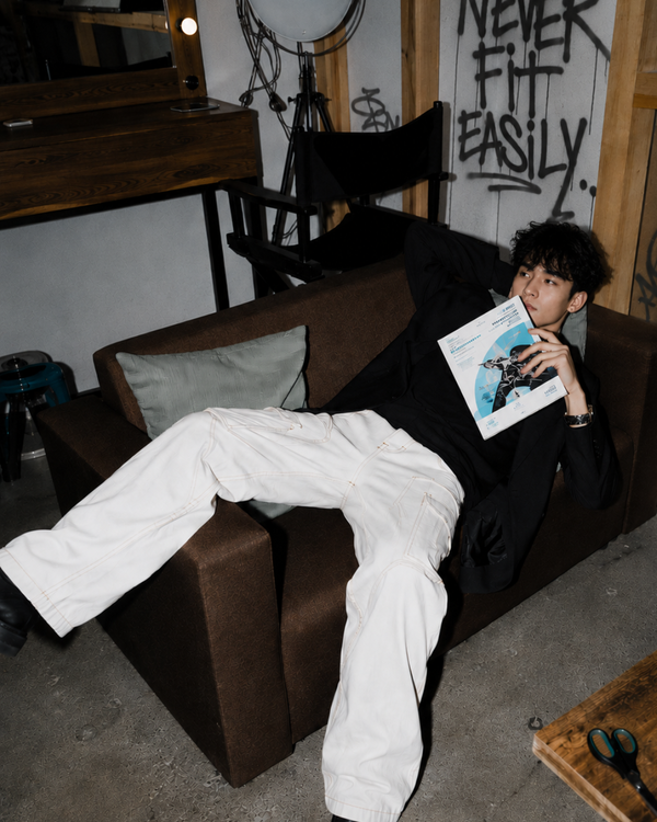 Men White Relaxed Cargo Jeans with Contrast Stitch
