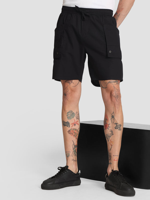 Men Solid Mid-Rise Elasticated Regular Fit Cargo Shorts