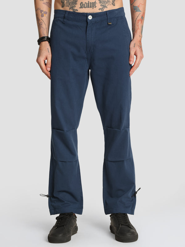 Men Mid Rise Solid Relaxed Fit Pleated Casual Trouser
